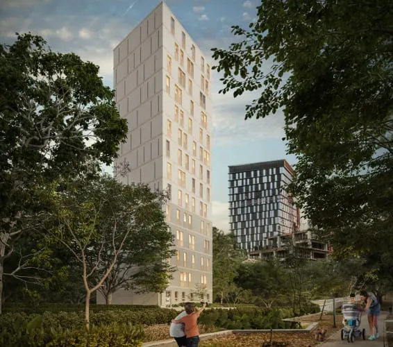 una pareja viendo hacia un edificio enrme, blanco, arbolres al rededor